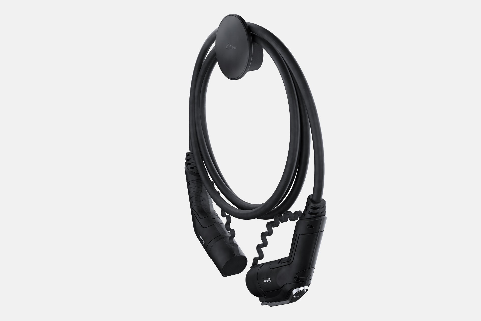 Die Zaptec Chill (Kabelhalterung) von Zaptec hält ein schwarzes EV-Ladekabel ordentlich aufgerollt an der Wand, die Anschlüsse sind an beiden Enden sichtbar, was sein elegantes Design vor einem schlichten hellen Hintergrund hervorhebt.