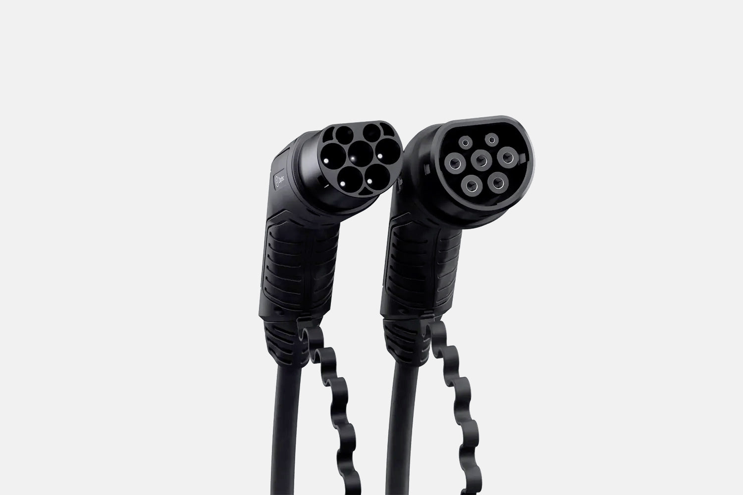 Zwei schwarze Zaptec Ladekabel von Zaptec, jedes mit mehreren runden Stiften, ausgelegt für 32 A und 22 kW, werden vor einem schlichten weißen Hintergrund angezeigt.