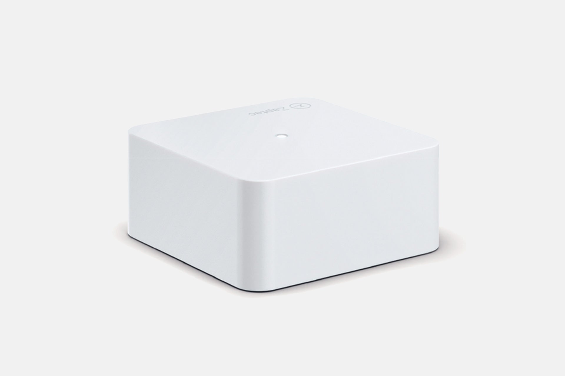 Das Zaptec Sense Gateway Kit von Zaptec ist ein kompaktes weißes, quadratisches Gerät mit abgerundeten Kanten und einer einzelnen Taste oben, perfekt für dynamisches Lastmanagement beim Laden von Elektrofahrzeugen, dargestellt auf einem schlichten hellen Hintergrund.