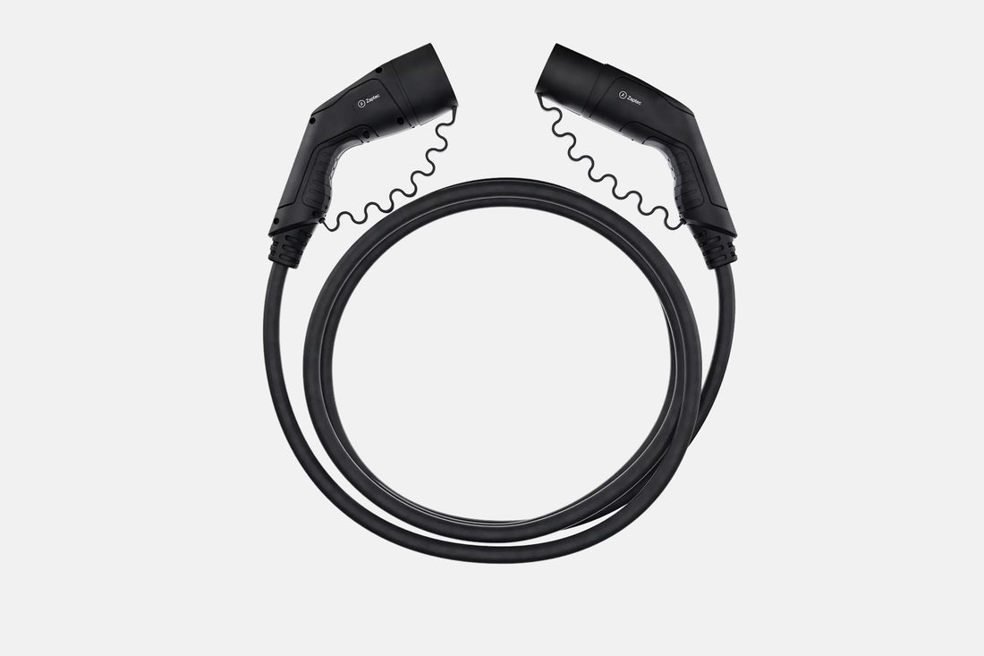 Das Zaptec Ladekabel, ein schwarzes Typ-2-Ladekabel von Zaptec, ist kreisförmig aufgewickelt und hat Anschlüsse an den gegenüberliegenden Enden auf weißem Hintergrund. Es unterstützt bis zu 22 kW Leistung und 32 A Laden für Elektrofahrzeuge.