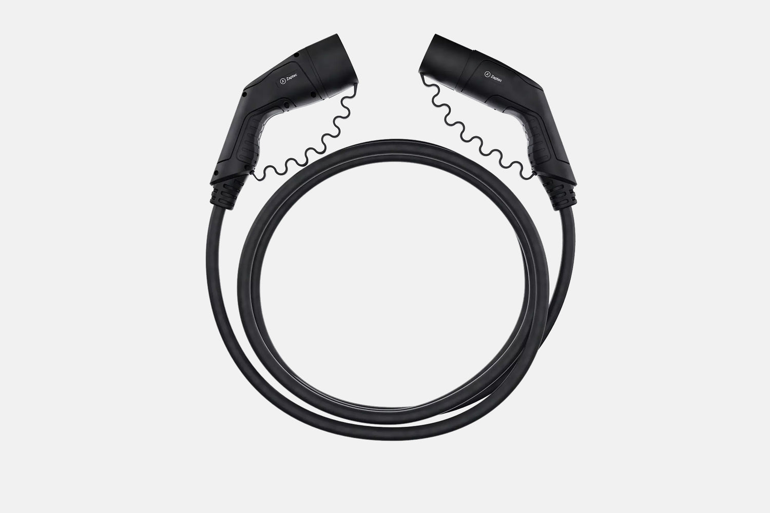Das Zaptec Ladekabel, ein schwarzes Typ-2-Ladekabel von Zaptec, ist kreisförmig aufgewickelt und hat Anschlüsse an den gegenüberliegenden Enden auf weißem Hintergrund. Es unterstützt bis zu 22 kW Leistung und 32 A Laden für Elektrofahrzeuge.