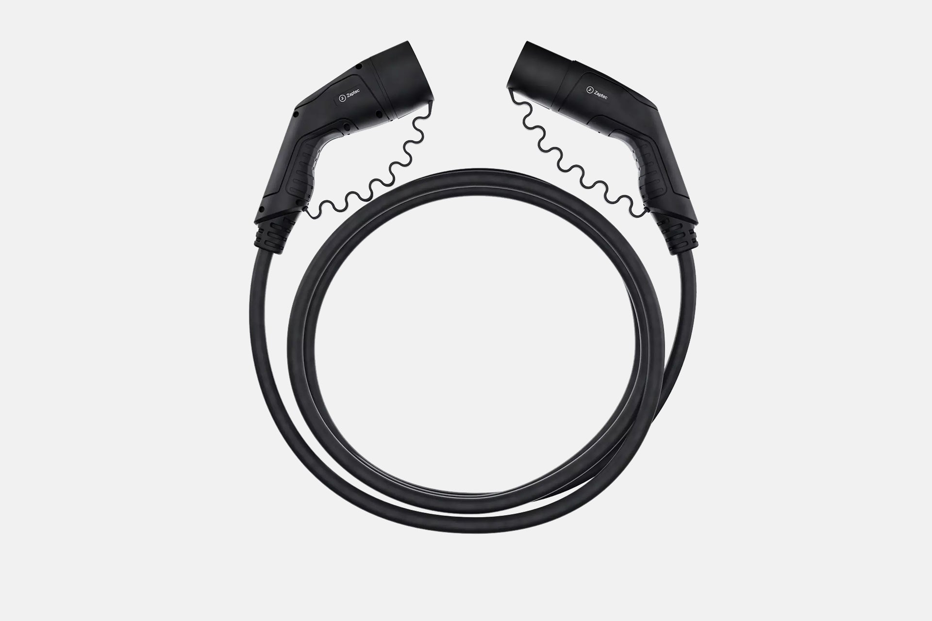 Das Zaptec Ladekabel, ein schwarzes Typ-2-Ladekabel von Zaptec, ist kreisförmig aufgewickelt und hat Anschlüsse an den gegenüberliegenden Enden auf weißem Hintergrund. Es unterstützt bis zu 22 kW Leistung und 32 A Laden für Elektrofahrzeuge.
