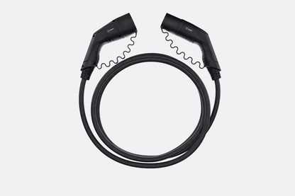 Das Zaptec Ladekabel, ein schwarzes Typ-2-Ladekabel von Zaptec, ist kreisförmig aufgewickelt und hat Anschlüsse an den gegenüberliegenden Enden auf weißem Hintergrund. Es unterstützt bis zu 22 kW Leistung und 32 A Laden für Elektrofahrzeuge.