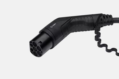 Das Zaptec Ladekabel von Zaptec ist ein schwarzes Typ 2-Ladekabel mit strukturiertem Griff und gewickeltem Abschnitt, unterstützt bis zu 22 kW und 32 A und verfügt über einen schlichten hellen Hintergrund.