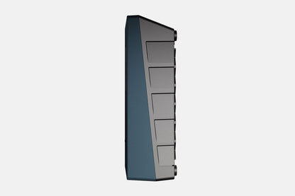 Zaptec Go von Zaptec ist eine rechteckige, dunkelgraue intelligente Ladestation mit gleichmäßig verteilten Tasten auf einer Seite, die von der Seite vor einem schlichten weißen Hintergrund gezeigt wird.