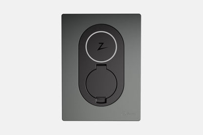 Zaptec Go von Zaptec ist eine mattschwarze Wandsteckdose mit runder Steckdosenabdeckung und Blitzsymbol, die ein intelligentes Ladestation-Erlebnis für Ihr Zuhause bietet.